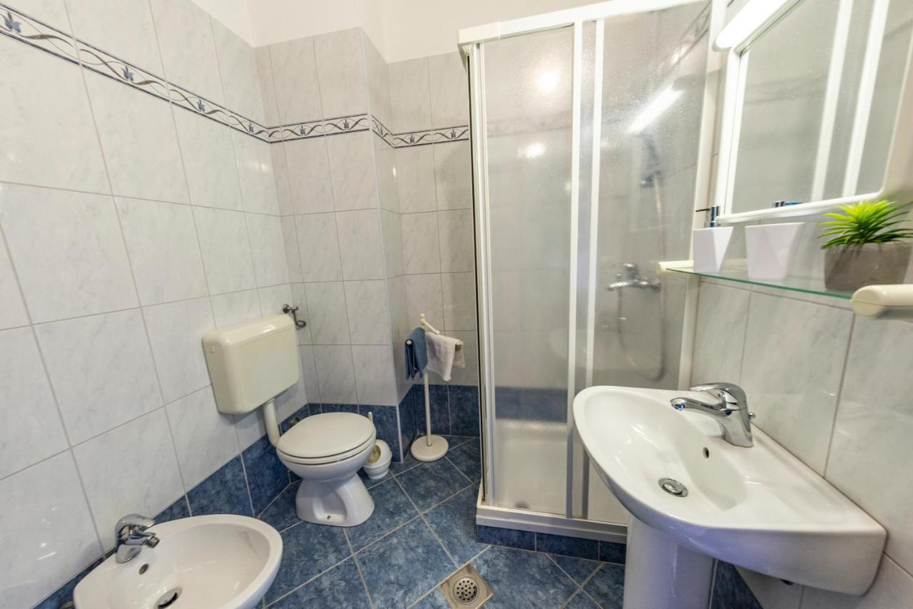 Apartments Krivicic Blue Pomer Exterior foto
